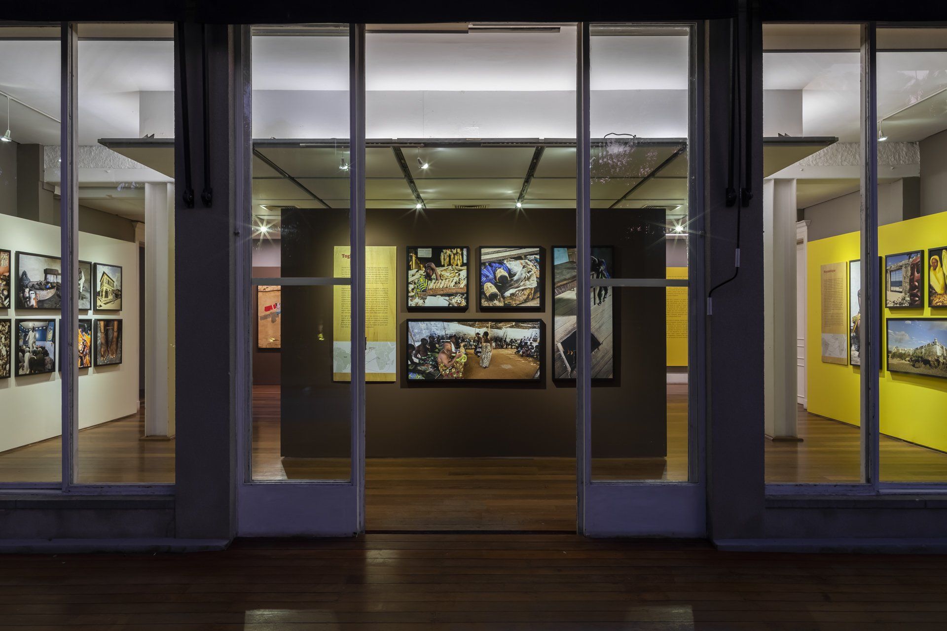 Uma sala grande com muitas janelas e pinturas nas paredes.