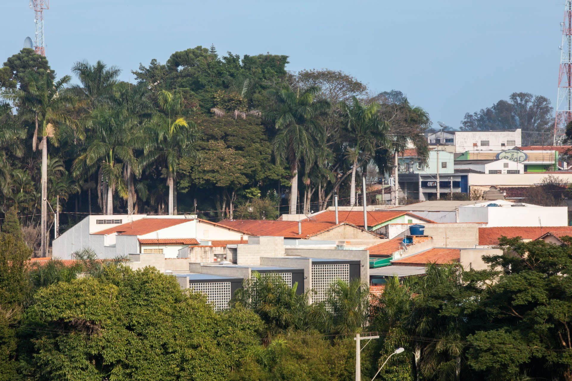 Uma cidade com muitas casas e árvores ao fundo