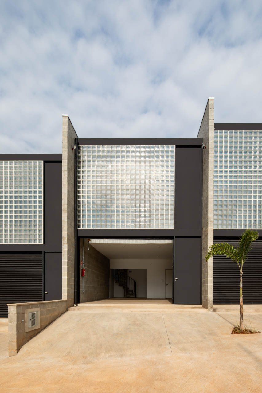 Um prédio com muitos blocos de vidro