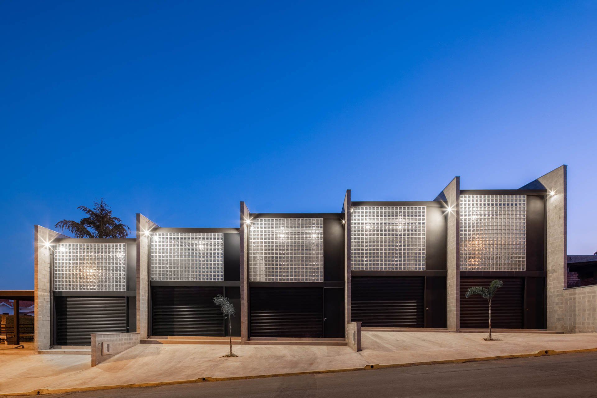 Uma fileira de casas com um céu azul ao fundo.