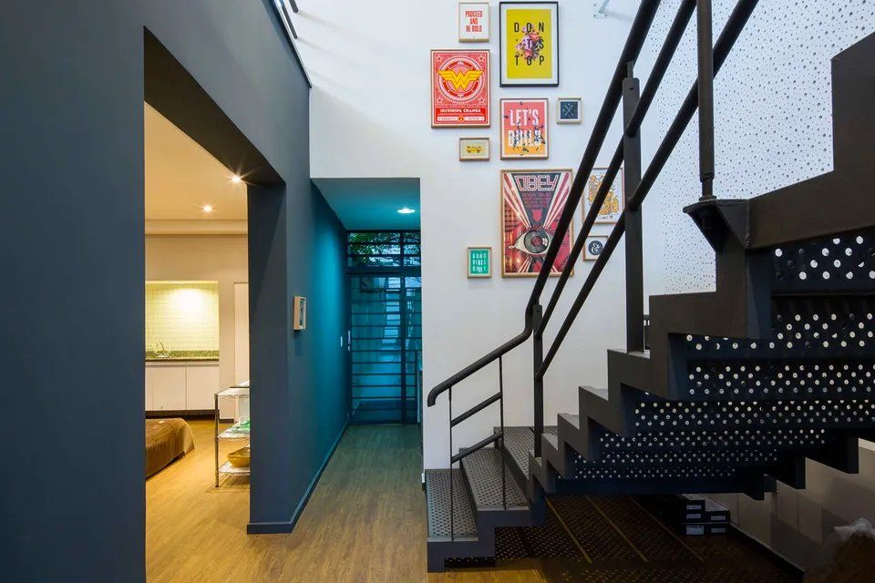 Um corredor com escadas que levam ao segundo andar