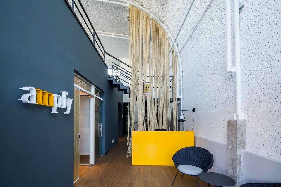 Um quarto com uma placa que diz aplique