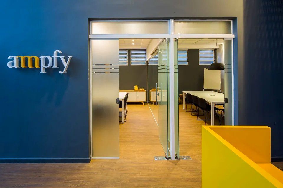 Um prédio com uma placa que diz amplamente