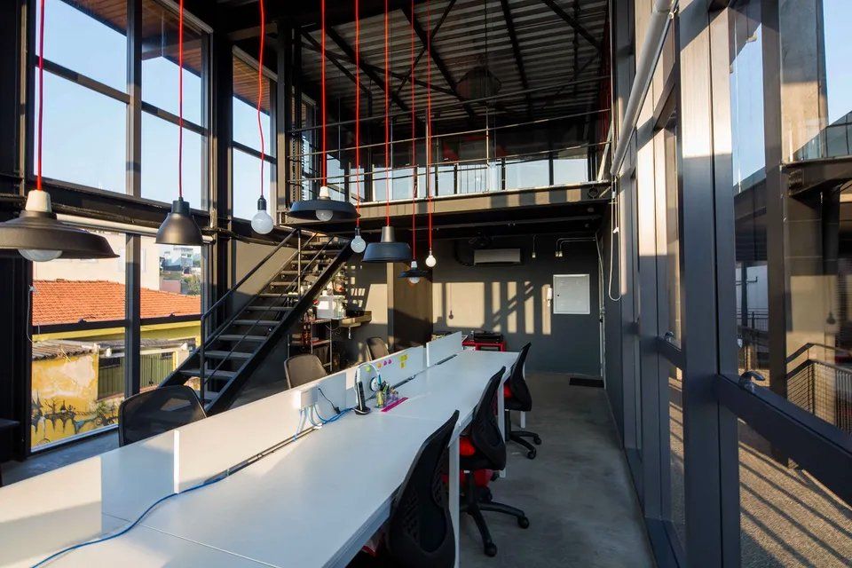 Uma sala grande com uma longa mesa e cadeiras