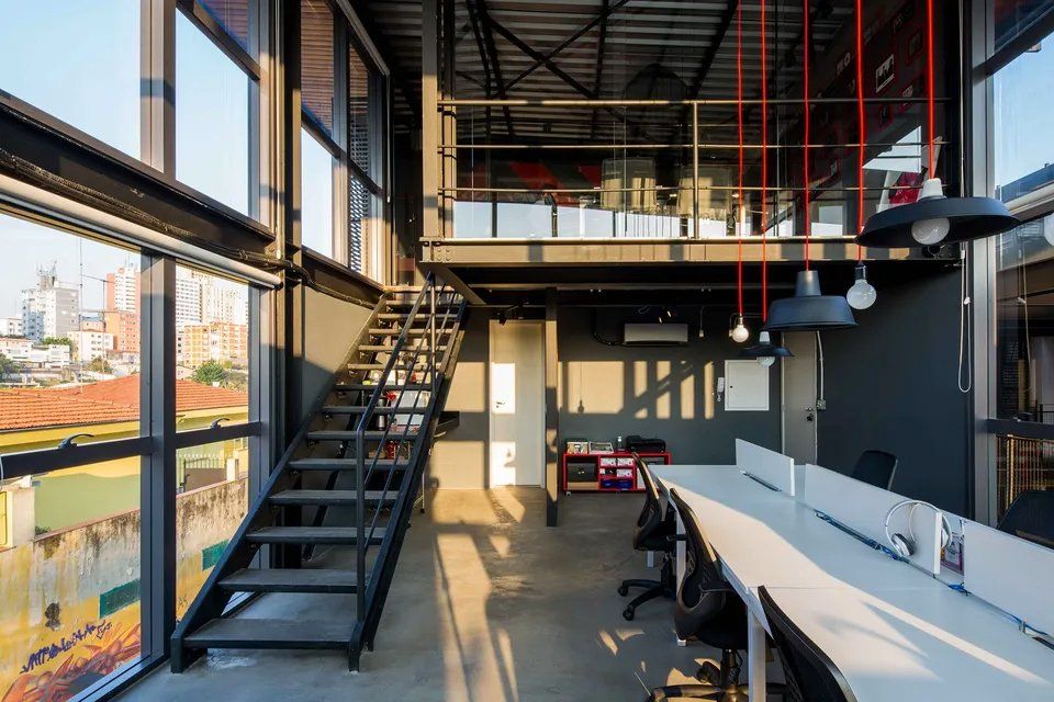 Há uma escada que leva ao segundo andar do prédio de escritórios.