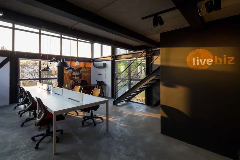 Uma grande sala de conferências com uma longa mesa e cadeiras.