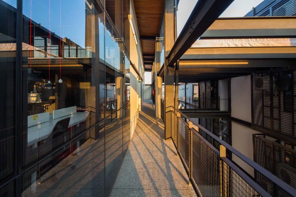 Um longo corredor entre dois edifícios com muitas janelas.