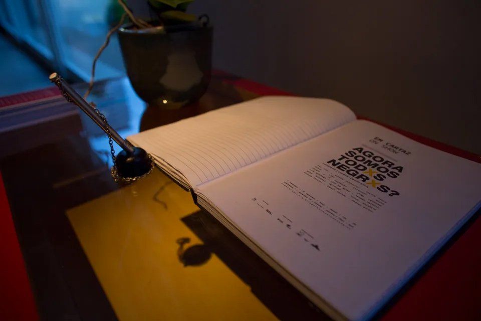 Um livro está aberto em uma página que diz 