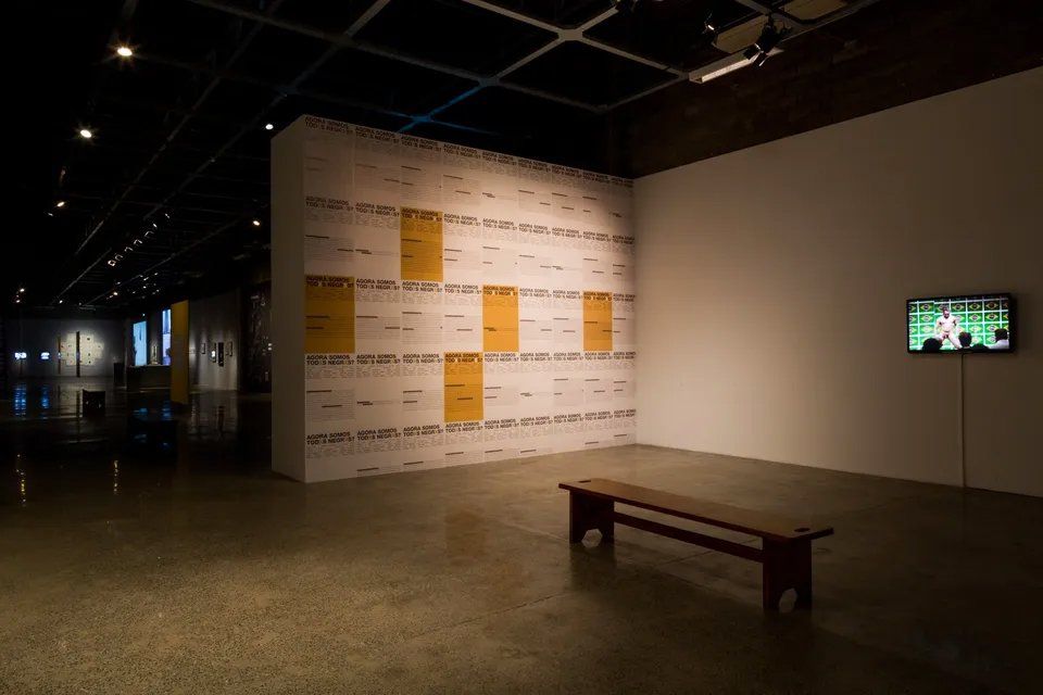 Há um banco no meio da sala.