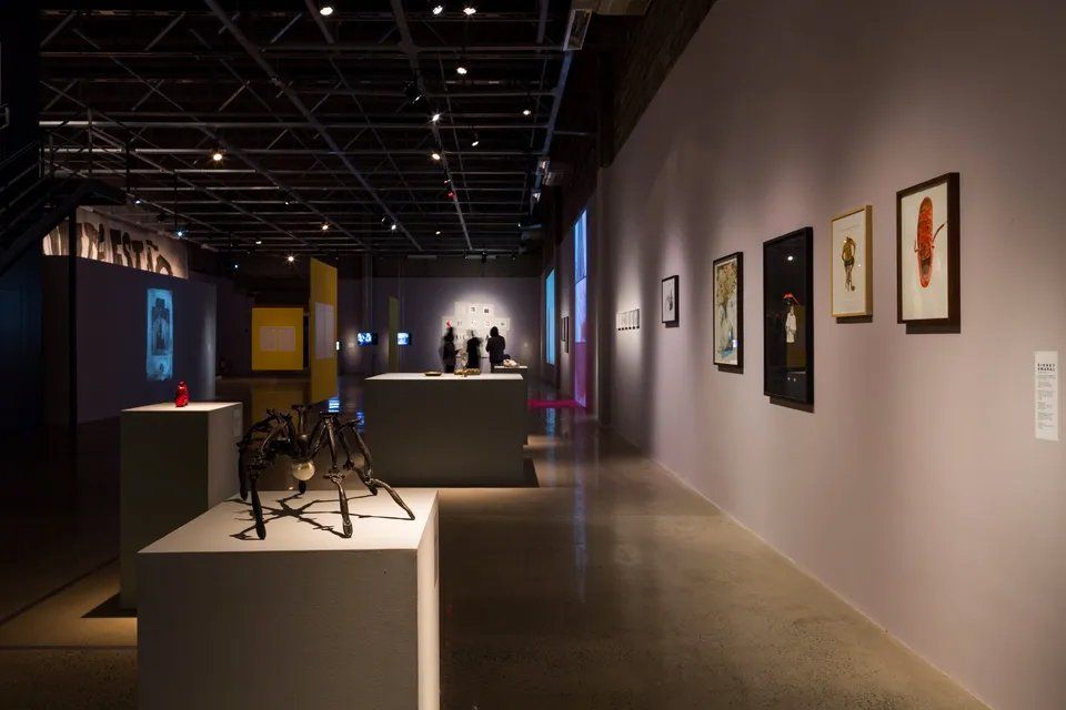 Um museu repleto de esculturas e pinturas.