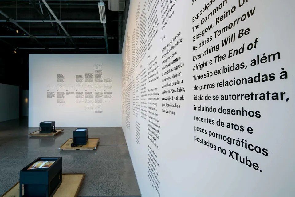 Uma parede com muitas palavras escritas nela