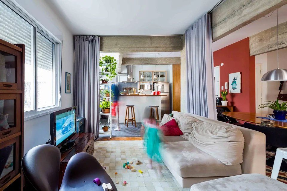 Uma sala cheia de móveis e uma televisão.