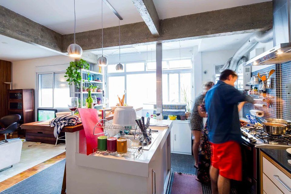 Um grupo de pessoas está cozinhando em uma cozinha.