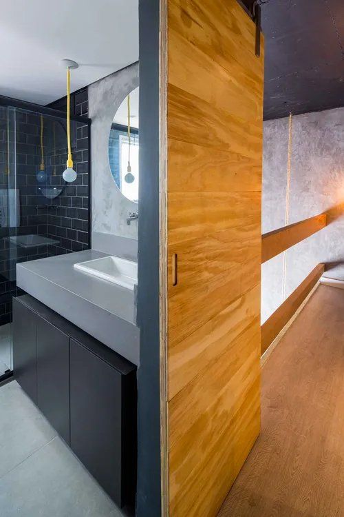 Um banheiro com pia e porta de correr