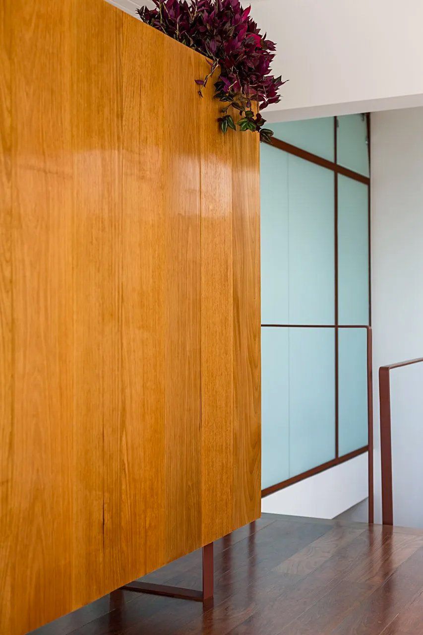 Uma parede de madeira com flores em cima