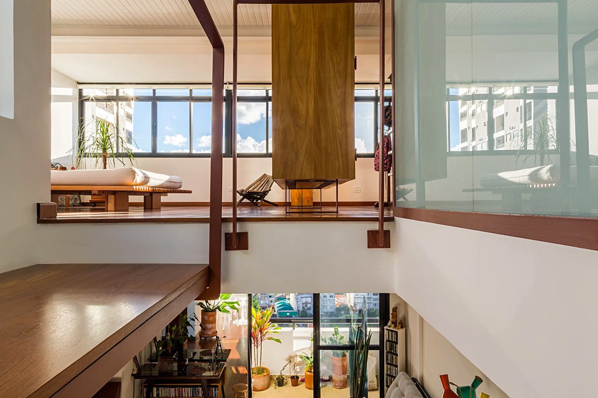 Vista de uma sala do segundo andar de uma casa.