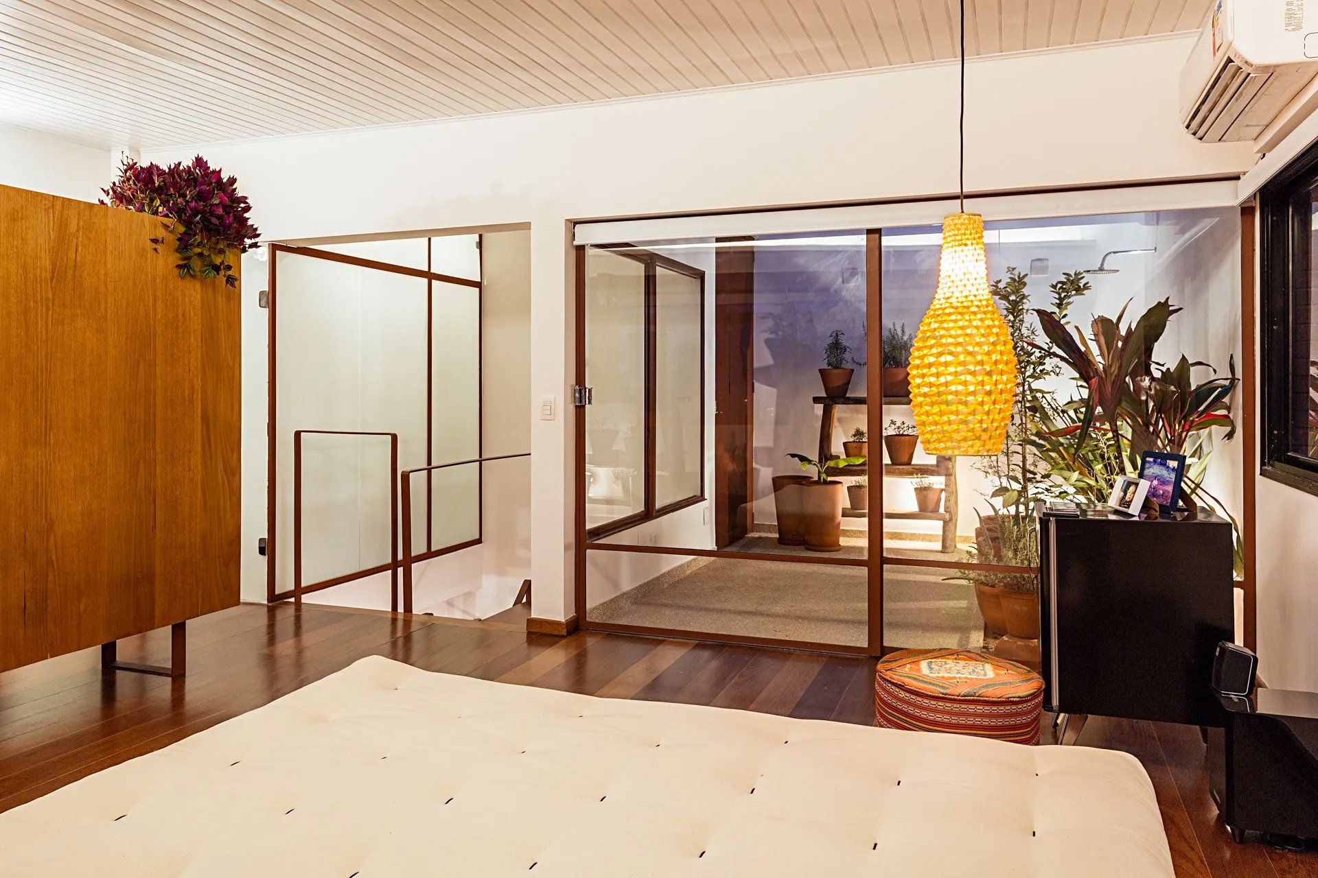 Há uma cama grande no meio do quarto.