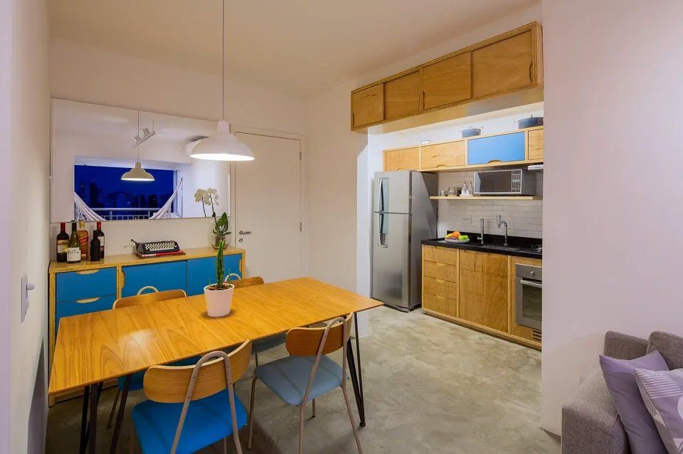 Há uma mesa de jantar e cadeiras na cozinha.