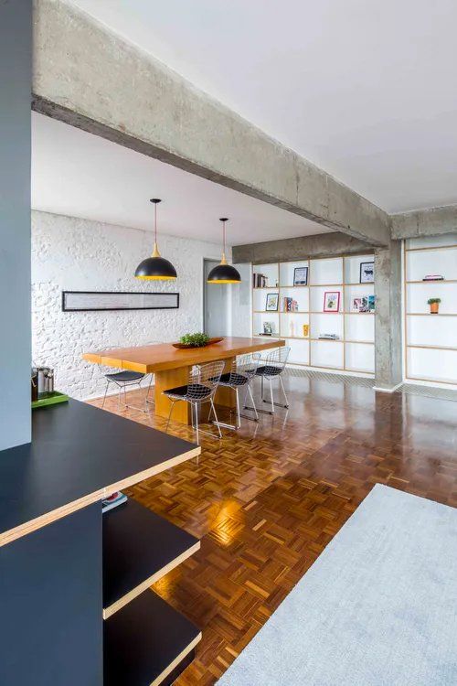 Uma sala de estar com mesa e bancos de madeira