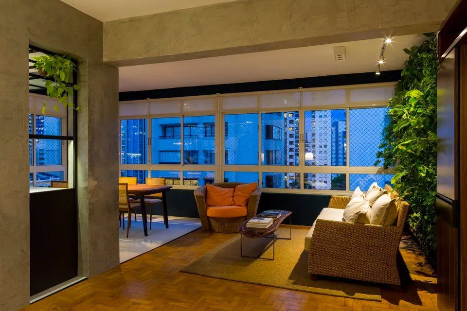 Uma sala de estar com sofá, cadeira e mesa