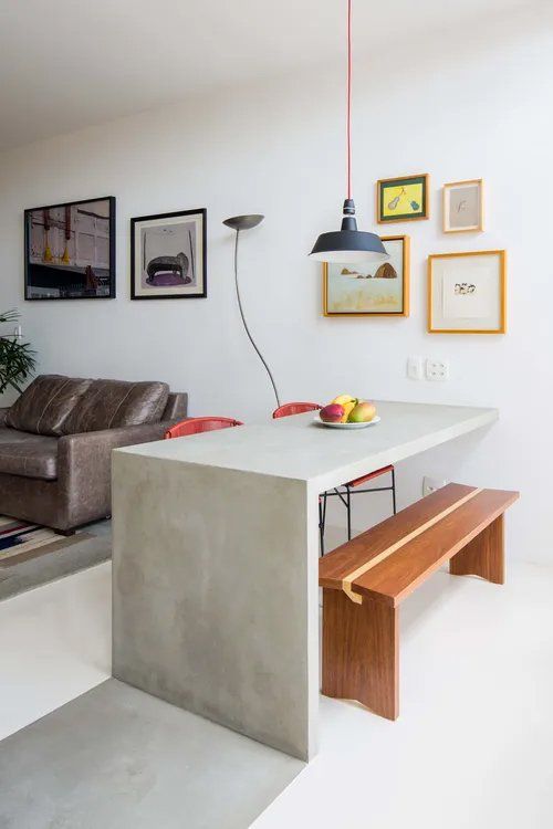 Uma sala de estar com mesa de jantar e banco