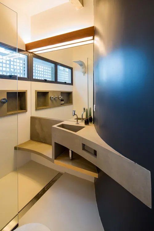 Um banheiro com pia e espelho grande