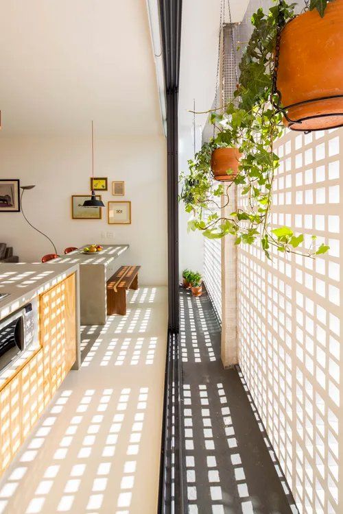 Uma cozinha com porta de vidro deslizante que dá para uma varanda