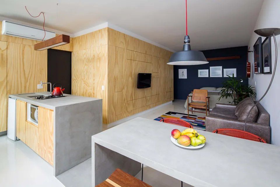 Há uma tigela de frutas na mesa da sala.