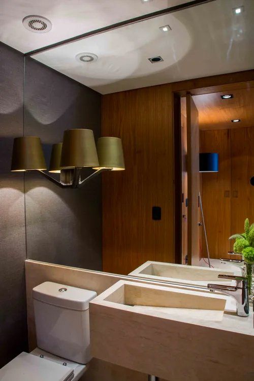 Um banheiro com vaso sanitário, pia e espelho