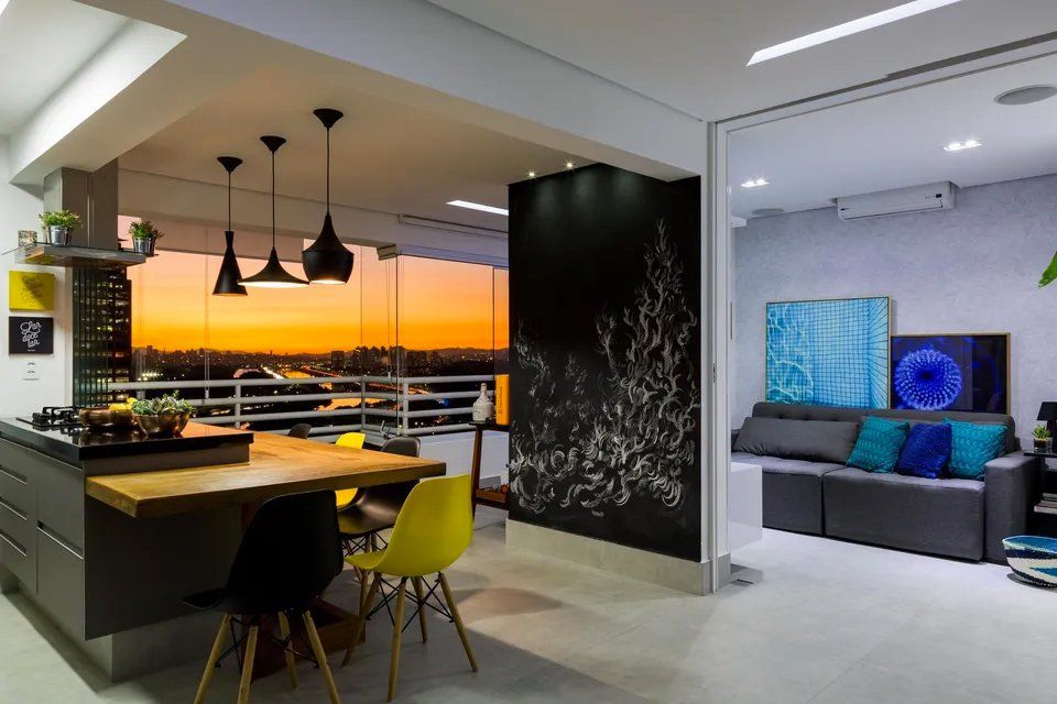 Uma sala de estar com mesa e cadeiras e um sofá