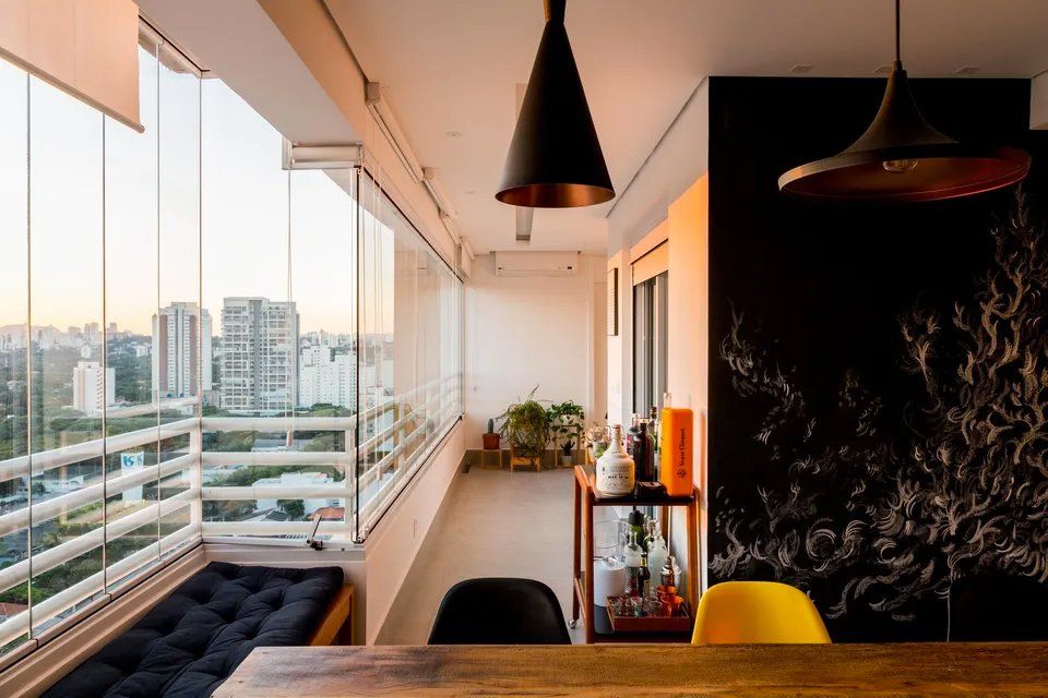 Há uma grande varanda com mesa e cadeiras.