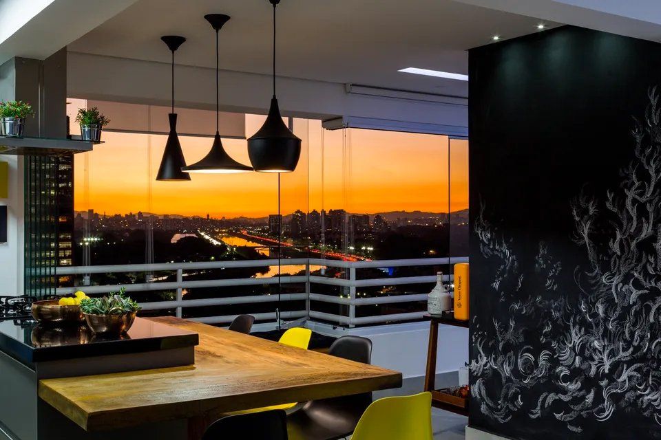Uma sala de jantar com um pôr do sol ao fundo