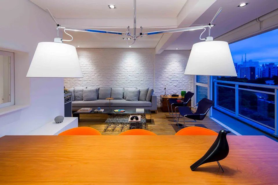 Uma sala de estar com sofá e cadeiras e uma mesa com um pássaro em cima