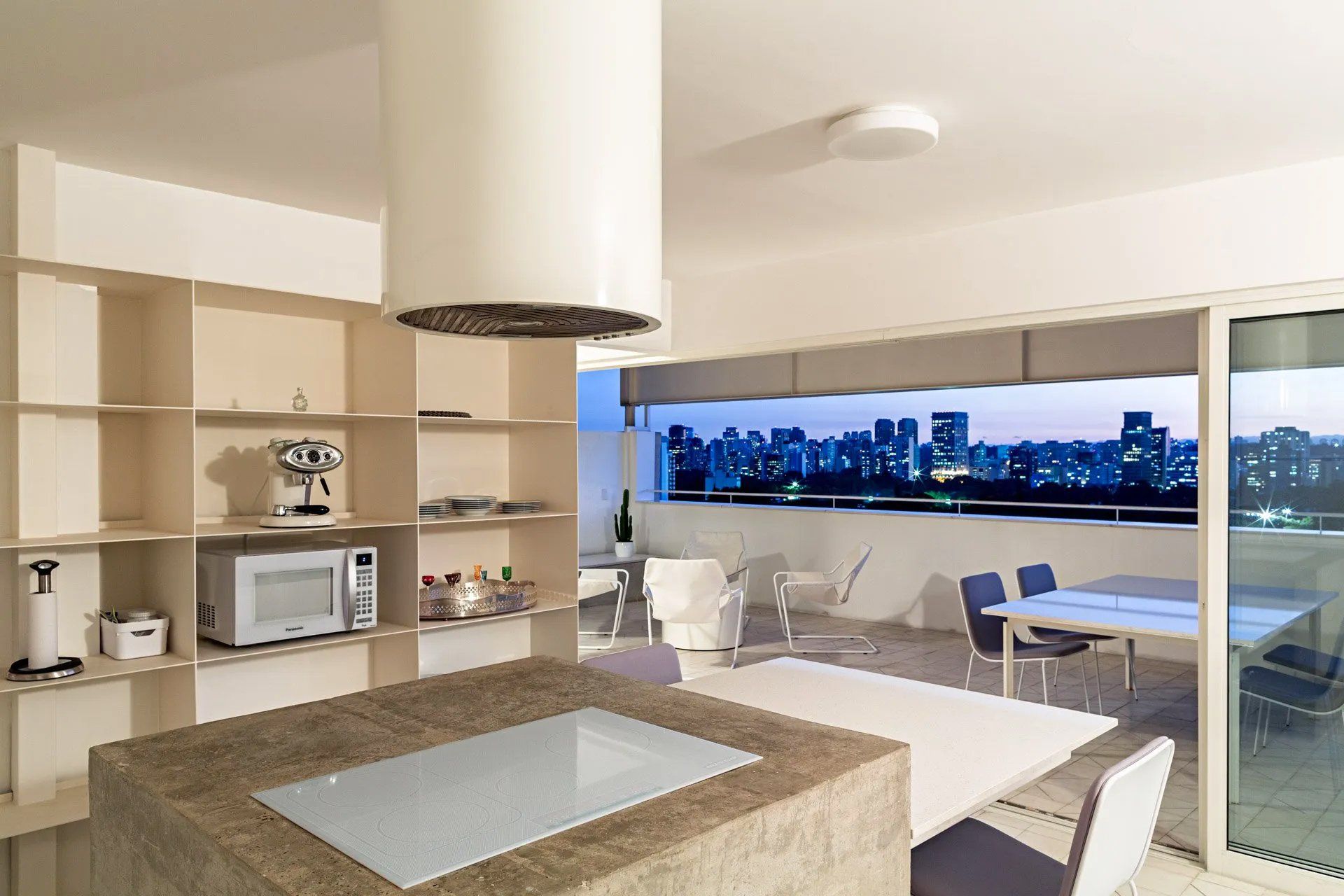 Uma cozinha com mesa e cadeiras e vista para a cidade