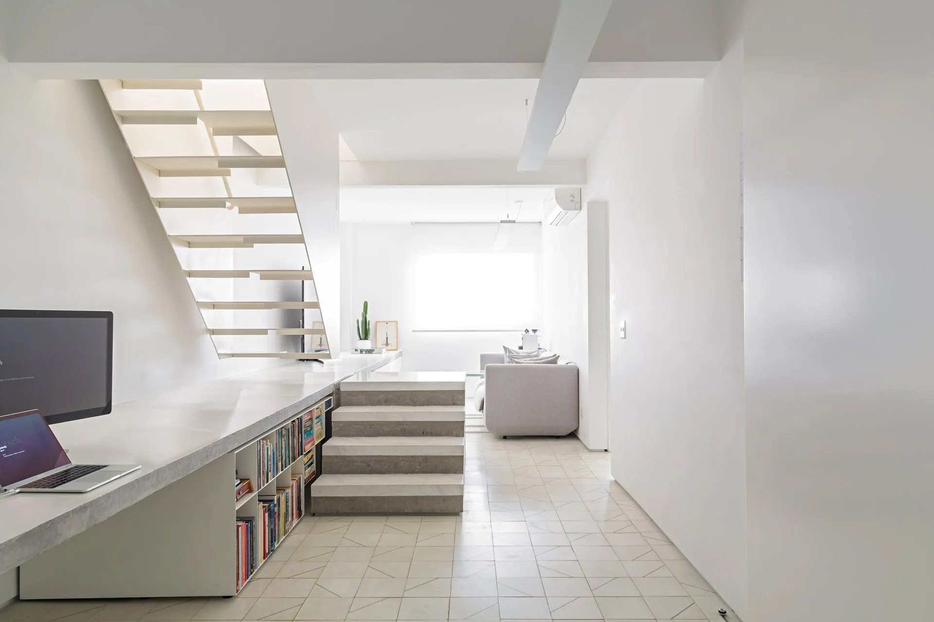 Há uma escada no meio da sala.