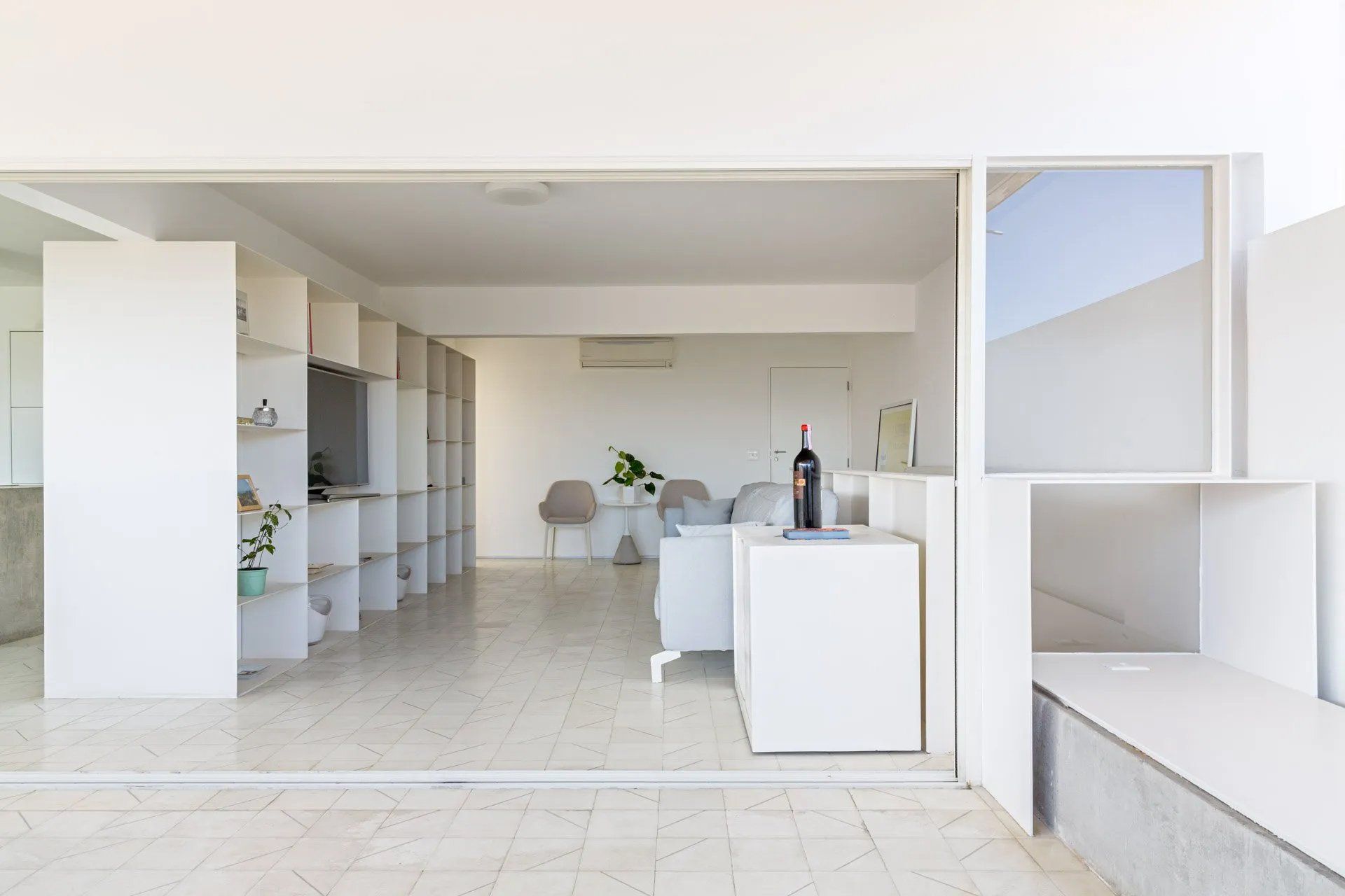 Há uma garrafa de vinho na mesa da sala.