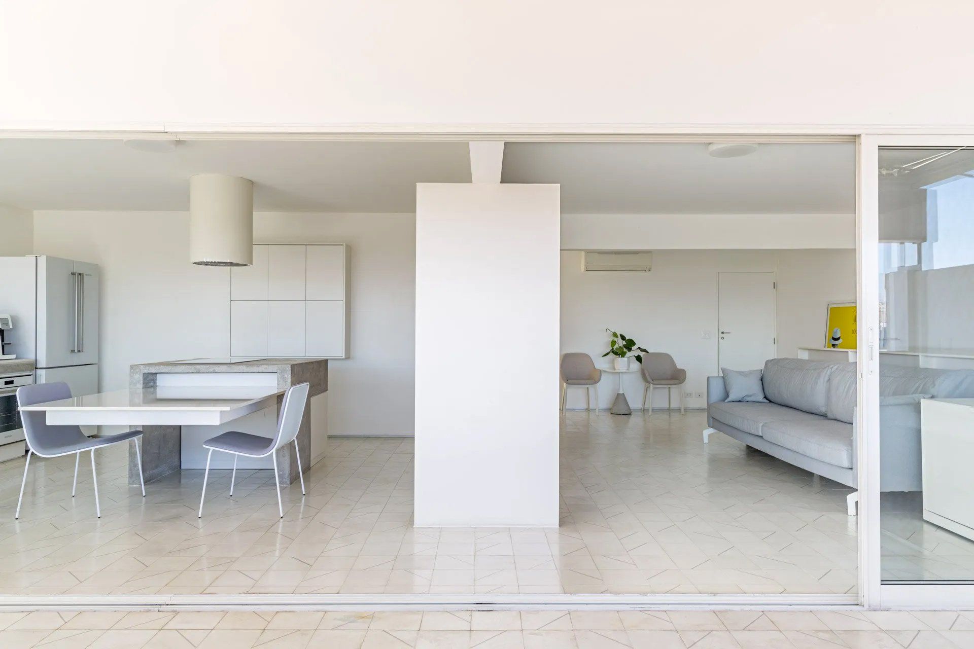 Uma sala de estar com mesa e cadeiras e um sofá