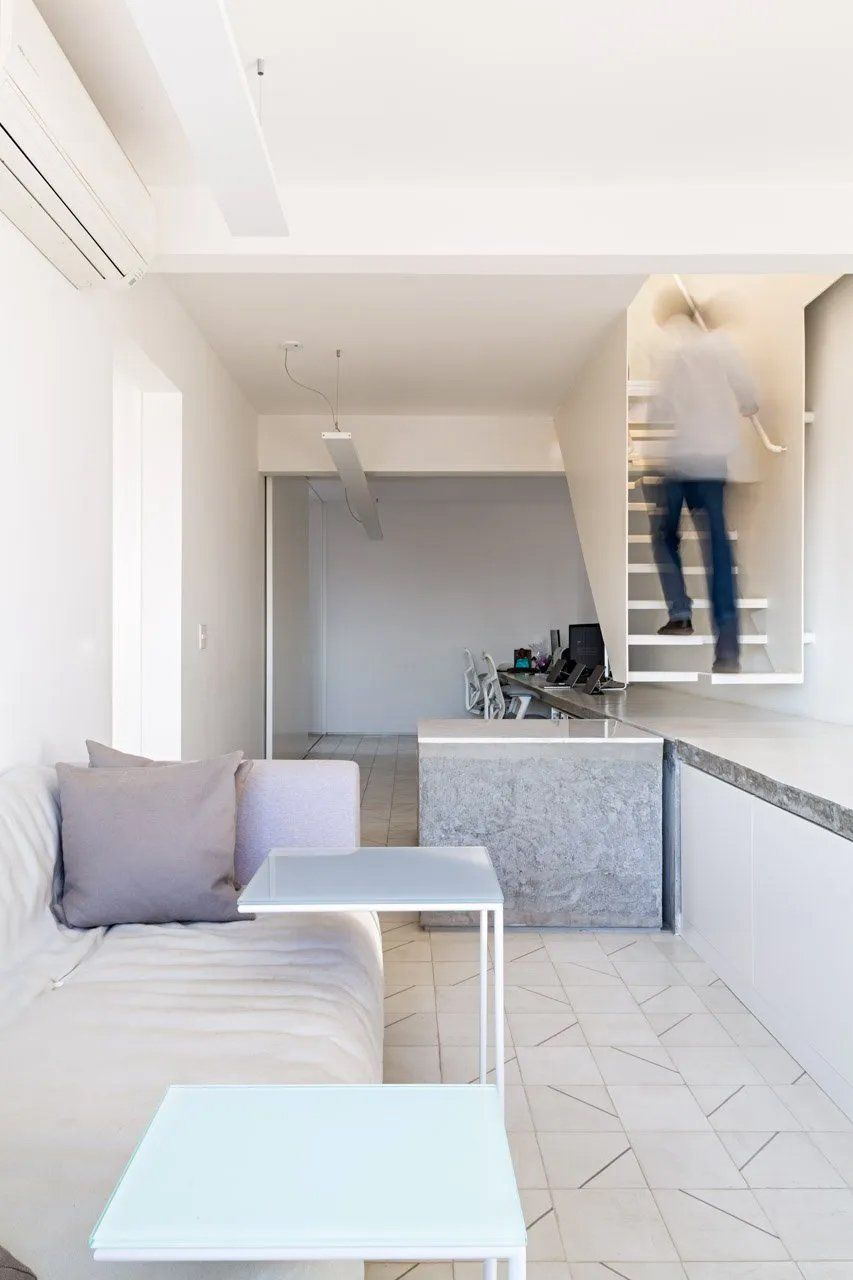 Um homem está subindo uma escada em uma sala de estar.