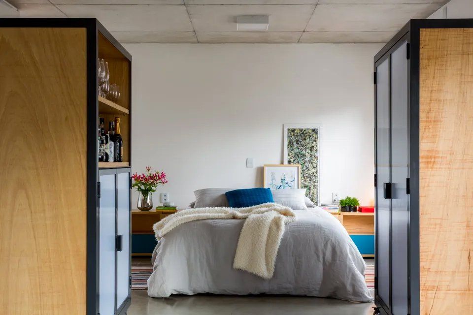 Há uma cama no meio do quarto.