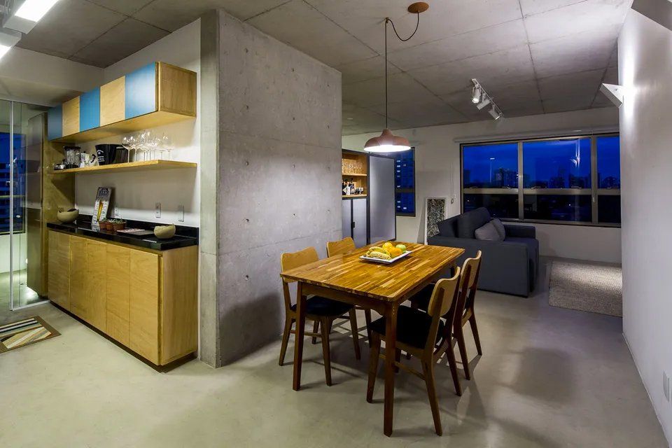 Uma sala de jantar com mesa e cadeiras de madeira