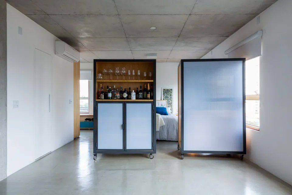 Há um bar no meio da sala.