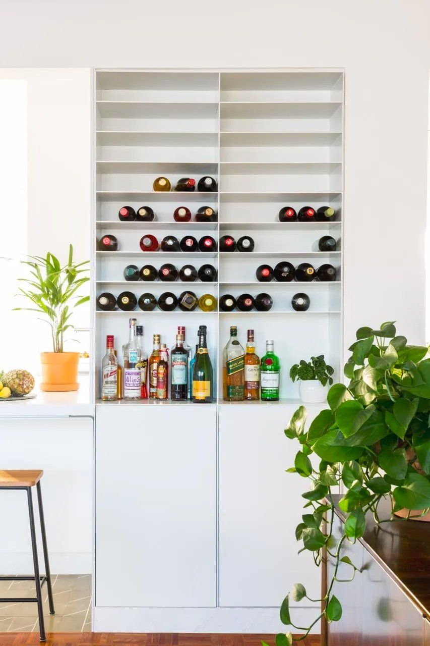 Uma cozinha com uma garrafeira cheia de garrafas de vinho.