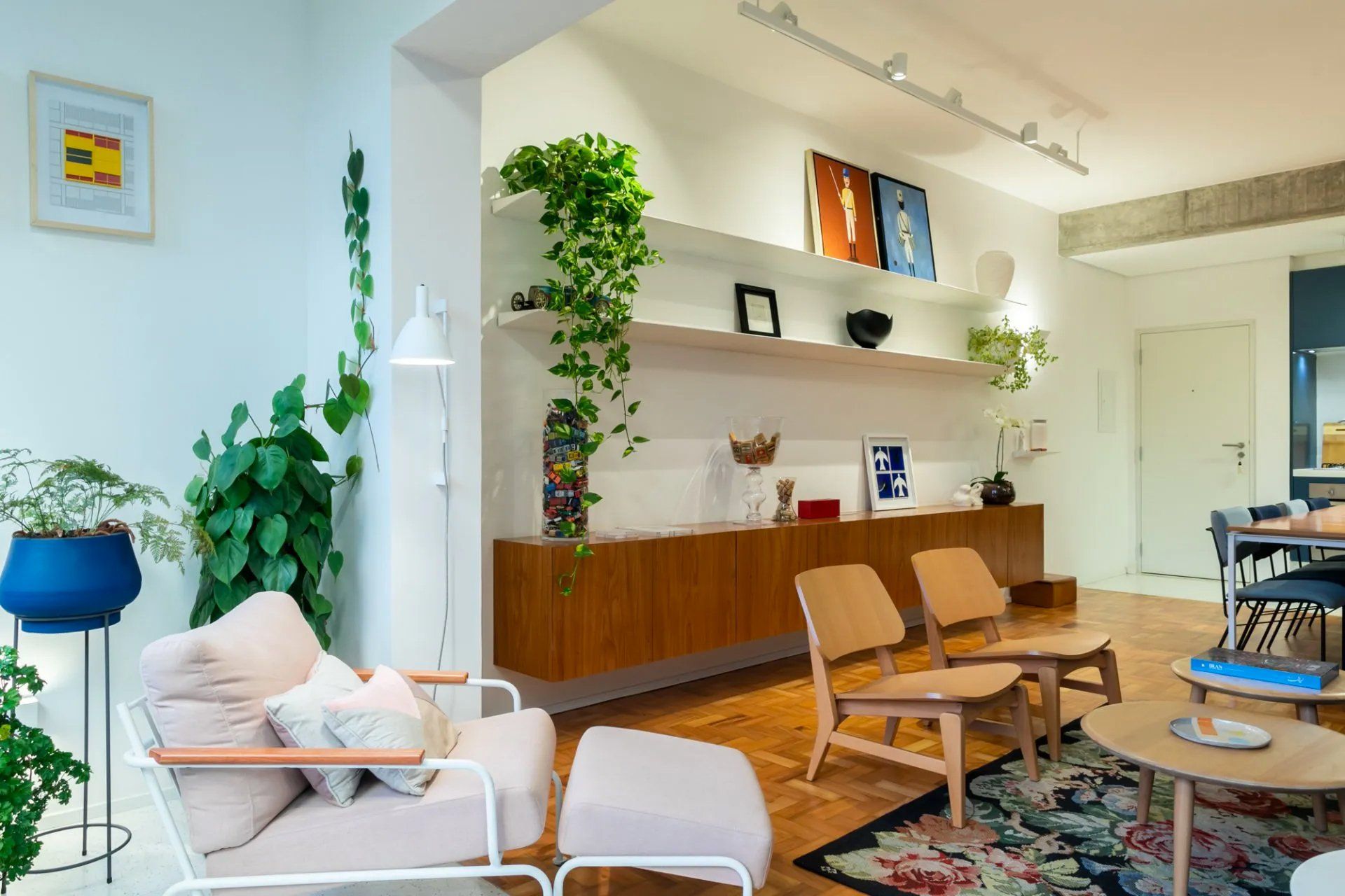 Uma sala repleta de móveis e plantas.