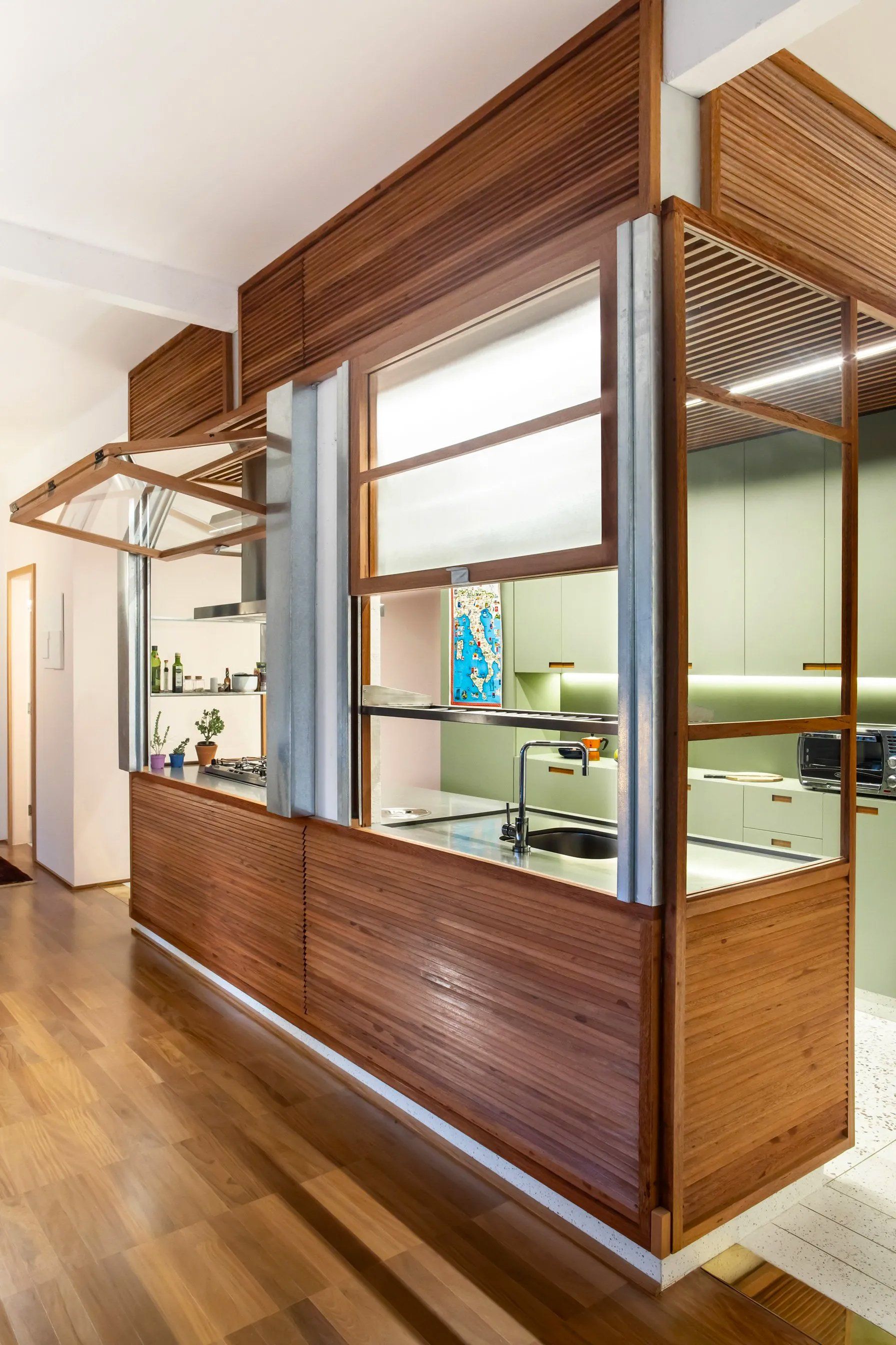 Uma cozinha com armários de madeira e uma grande janela.