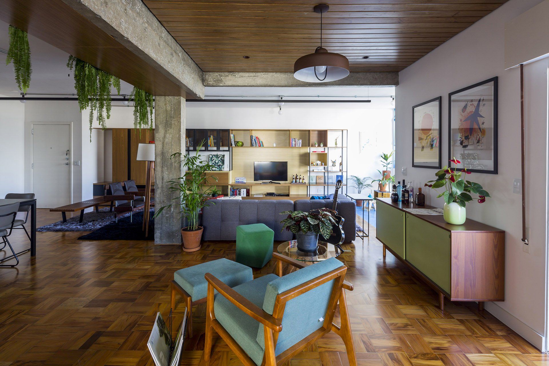 Uma sala repleta de móveis e piso de madeira.