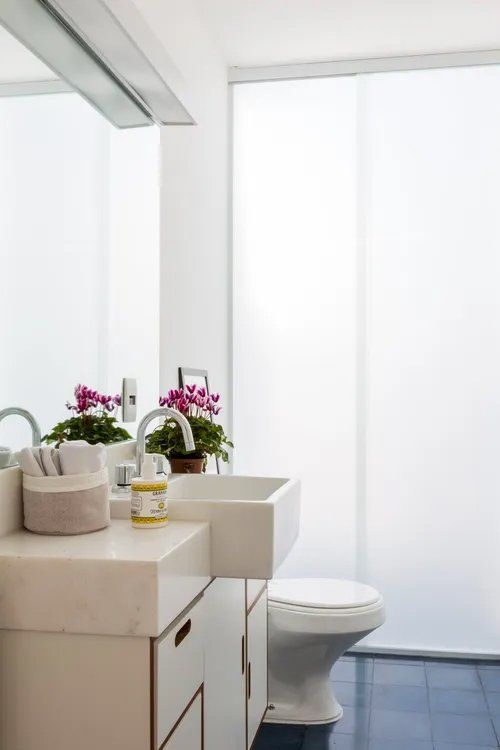 Um banheiro com pia e espelho