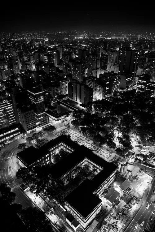 Uma foto em preto e branco de uma cidade à noite