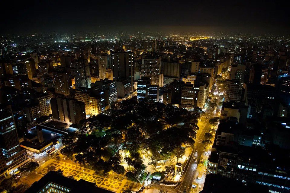 Uma vista aérea de uma cidade à noite com muitas luzes