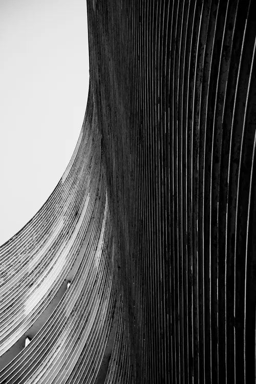 Uma foto em preto e branco de um prédio com um padrão circular.