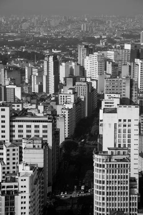 Uma foto em preto e branco de uma cidade com muitos prédios altos